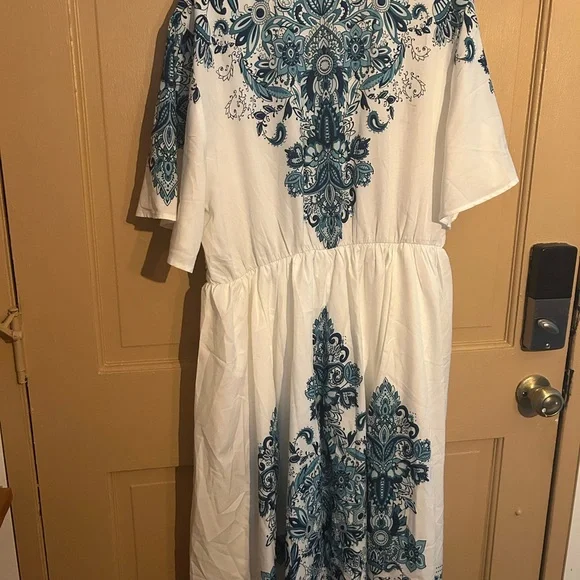BloomChic White and Blue Flutter Sleeve Sundress size 12 - Picture 4 of 5